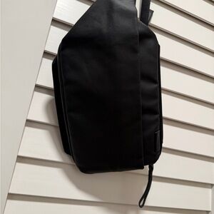 Cote&ciel Black Men's Sling Bag - Everyday Crossbody Carry